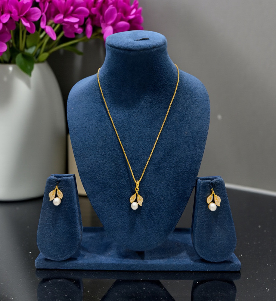 Chain pendant set with earrings (18 inch)